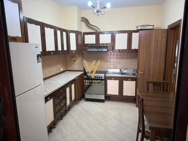 Tirane, jepet me qera apartament 1+1+Ballkon Kati 7, 70 m² 600 € (KOMUNA E PARISIT)
