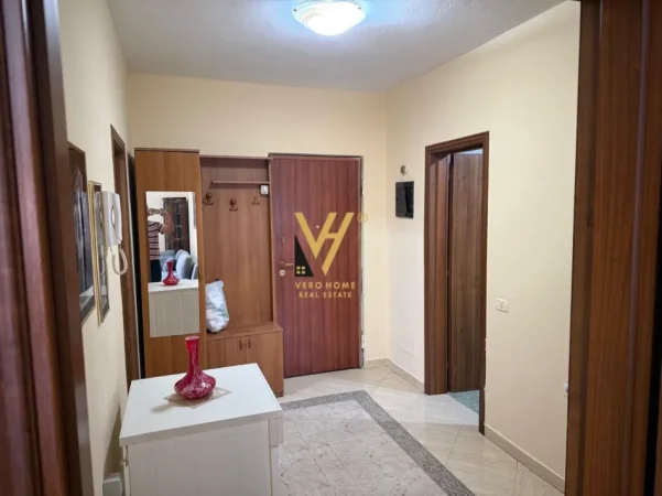 Tirane, jepet me qera apartament 1+1+Ballkon Kati 7, 70 m² 600 € (KOMUNA E PARISIT)