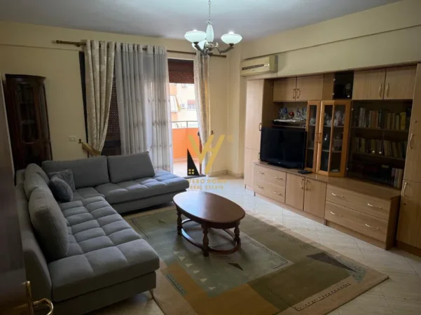 Tirane, jepet me qera apartament 1+1+Ballkon Kati 7, 70 m² 600 € (KOMUNA E PARISIT)