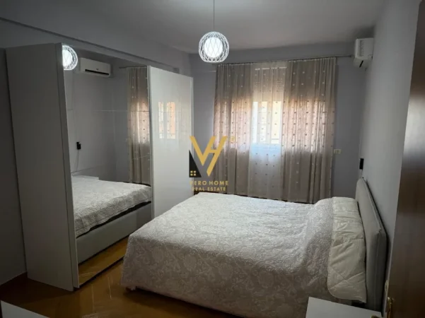 Tirane, jepet me qera apartament 1+1+Ballkon Kati 7, 70 m² 600 € (KOMUNA E PARISIT)