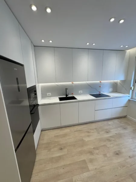 Tirane, jepet me qera apartament 3+1 , 110 m²