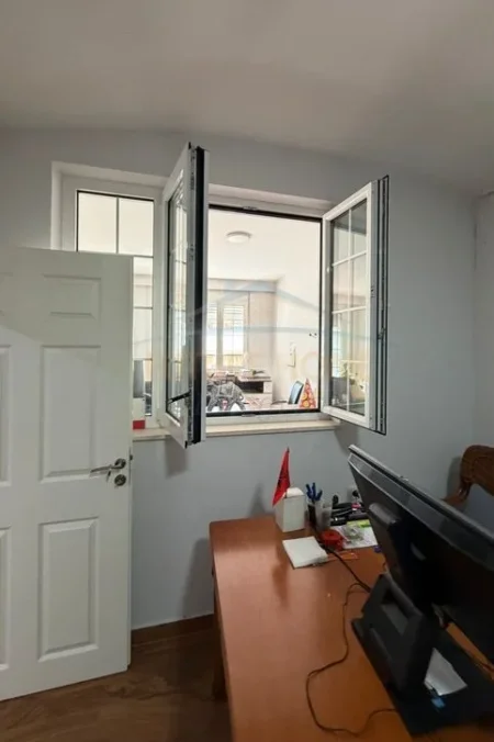 Tirane, jepet me qera ambjent biznesi Kati 2, 70 m² 1.000 € (Sheshi Skenderbej)