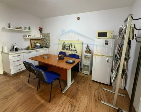 Tirane, jepet me qera ambjent biznesi Kati 2, 70 m² 1.000 € (Sheshi Skenderbej)