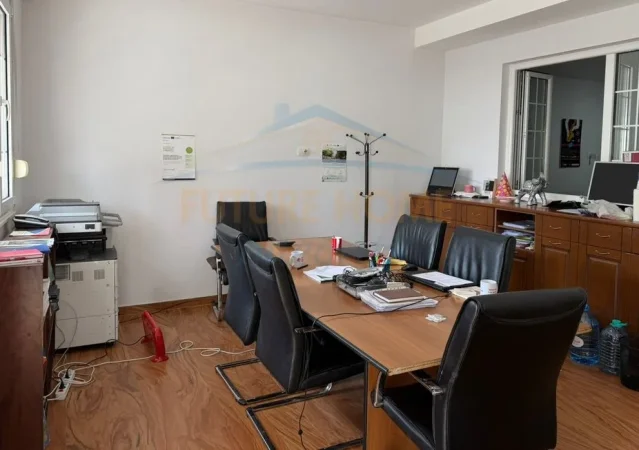 Tirane, jepet me qera ambjent biznesi Kati 2, 70 m² 1.000 € (Sheshi Skenderbej)