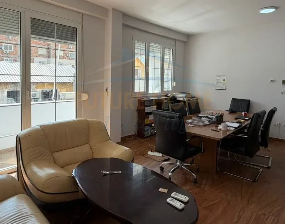 Tirane, jepet me qera ambjent biznesi Kati 2, 70 m² 1.000 € (Sheshi Skenderbej)