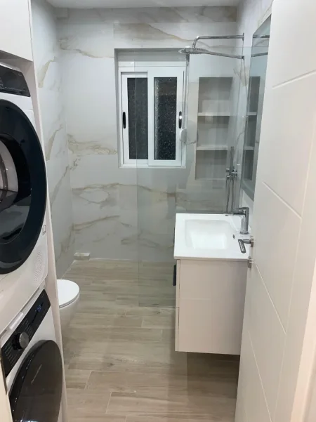 Tirane, jepet me qera apartament 3+1 , 110 m²