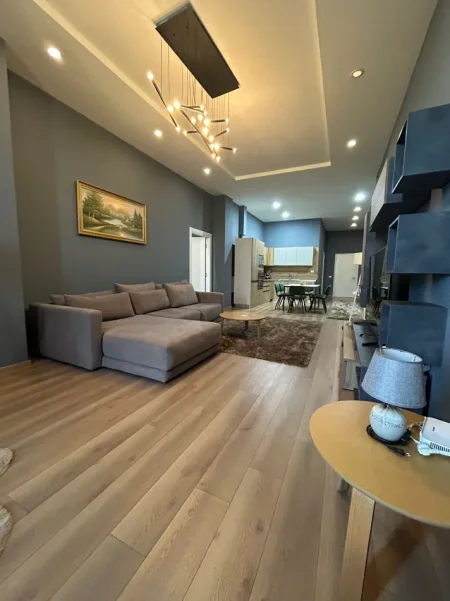 Tirane, jepet me qera apartament 1+1 Kati 2, 90 m² 600 € (Liqeni, Rruga Peti)