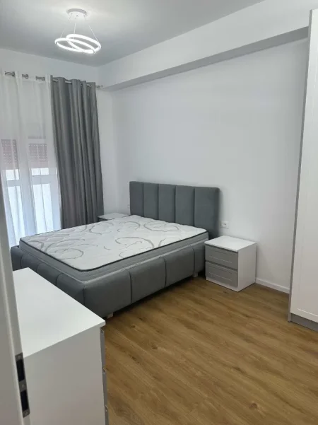 Tirane, jepet me qera apartament 1+1 Kati 7, 60 m² 400 € (ALI DEMI)
