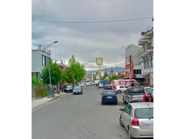 Tirane, jepet me qera ambjent biznesi Kati 6, 2.000 m² 13.000 € (Sauk)