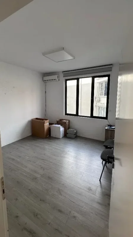 Tirane, jepet me qera ambjent biznesi Kati 1, 116 m² 1.000 € (vasil shanto)