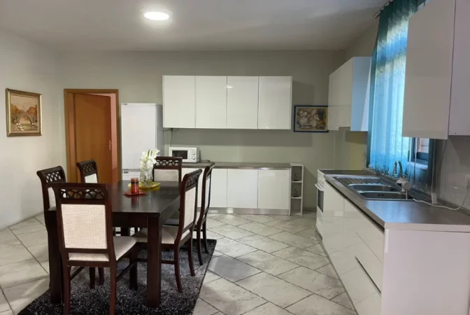 Tirane, jepet me qera apartament 2+1 Kati 1, 140 m² 650 € (pazari i ri)