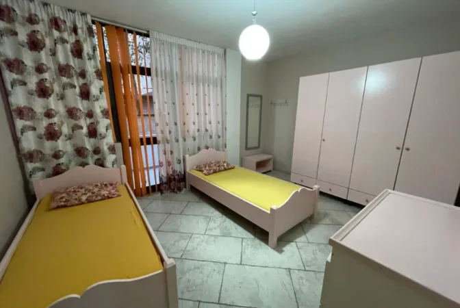 Tirane, jepet me qera apartament 2+1 Kati 1, 140 m² 650 € (pazari i ri)