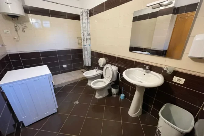 Tirane, jepet me qera apartament 2+1 Kati 1, 140 m² 650 € (pazari i ri)