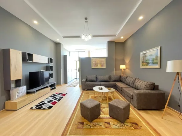 Tirane, jepet me qera apartament 1+1 Kati 1, 90 m² 600 € (Rr. Peti)