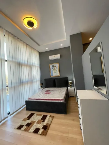 Tirane, jepet me qera apartament 1+1 Kati 1, 90 m² 600 € (Rr. Peti)