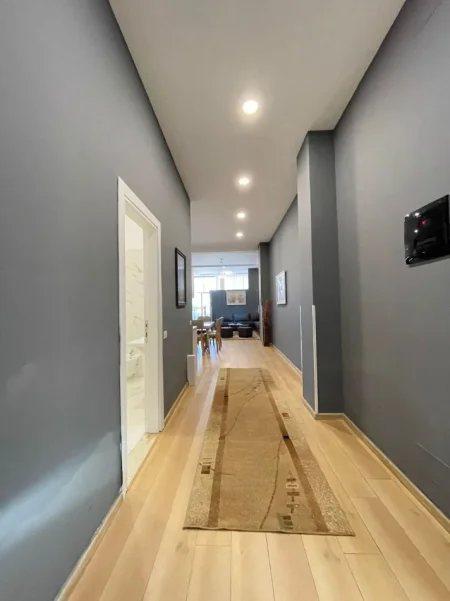 Tirane, jepet me qera apartament 1+1 Kati 1, 90 m² 600 € (Rr. Peti)