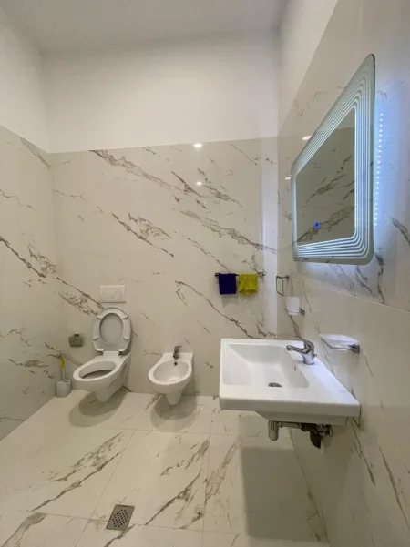 Tirane, jepet me qera apartament 1+1 Kati 1, 90 m² 600 € (Rr. Peti)