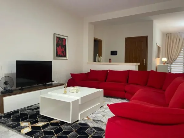 Tirane, jepet me qera Banesë  2+1+ Parking, Kati 1, 120 m² 650 € (Pazari i Ri, Rruga Qemal Stafa, Tiranë)
