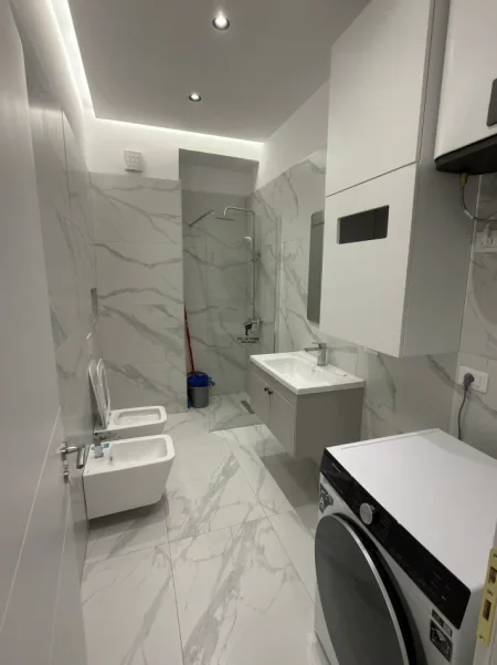 Tirane, jepet me qera apartament 2+1 Kati 7, 100 m² 1.100 € (KOMUNA E PARISIT)