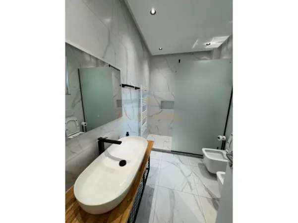 Tirane, jepet me qera Vile 2 Katshe , 900 € (Fresk)