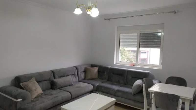 Tirane, jepet me qera apartament 1+1 Kati 3, 65 m² 500 € tek Varri Bamit,, Tirane.