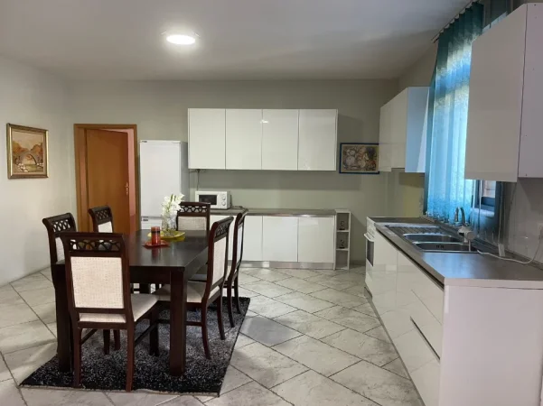 Tirane, jepet me qera Vile 2+1 Kati 1, 140 m² 650 € (Pazari i ri, prane Shkolles se Kuqe)