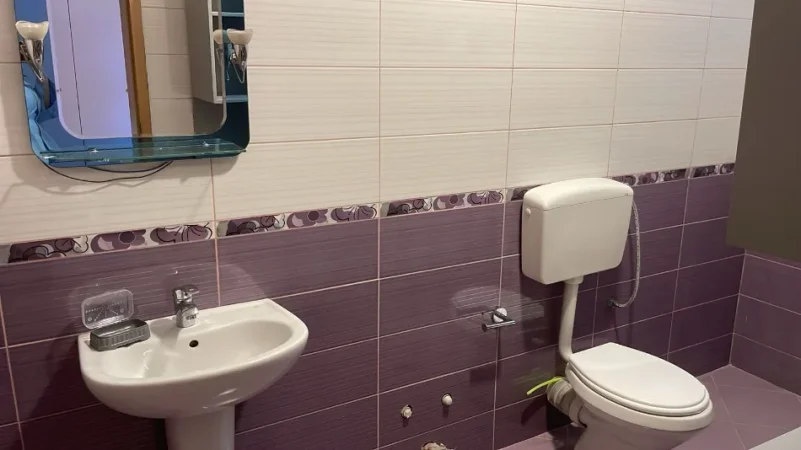 Tirane, jepet me qera Vile 2+1 Kati 1, 140 m² 650 € (Pazari i ri, prane Shkolles se Kuqe)