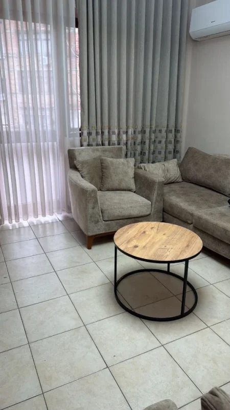 Tirane, jepet me qera apartament 1+1+Ballkon Kati 3, 60 m² 500 € (Rr. Mine Peza pas karburant Gazhelit)