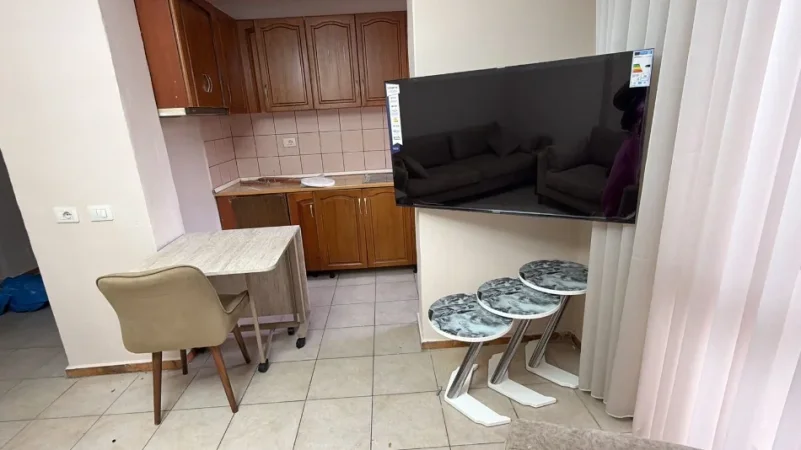 Tirane, jepet me qera apartament 1+1+Ballkon Kati 3, 60 m² 500 € (Rr. Mine Peza pas karburant Gazhelit)