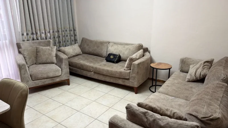 Tirane, jepet me qera apartament 1+1+Ballkon Kati 3, 60 m² 500 € (Rr. Mine Peza pas karburant Gazhelit)