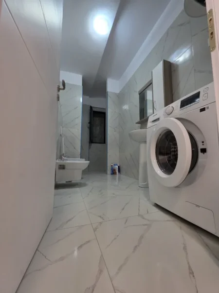 Tirane, jepet me qera apartament 1+1+Ballkon Kati 3, 78 m² 470 € (sokrat miho)