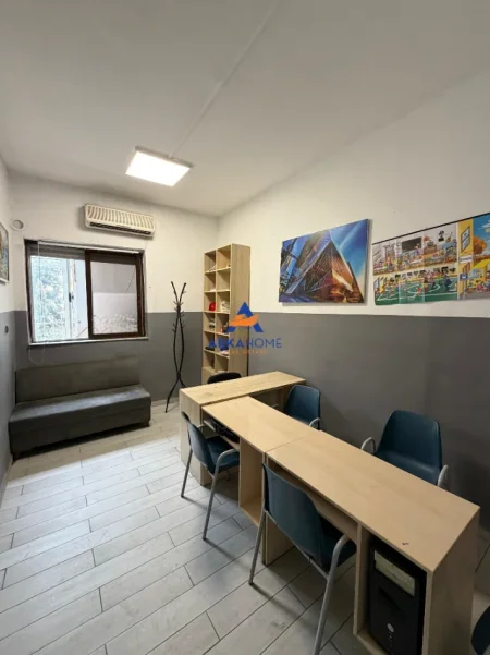 Tirane, jepet me qera ambjent biznesi Kati 3, 100 m² 888 € 