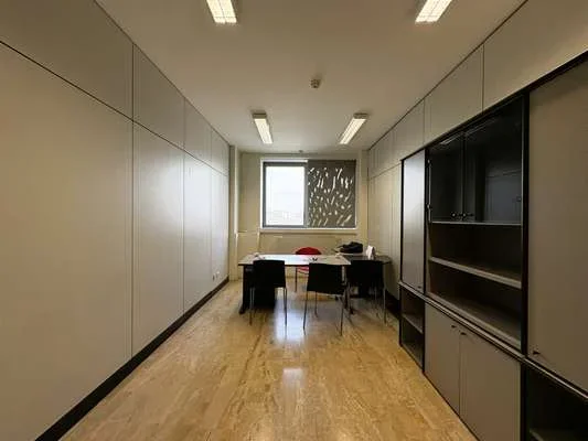 Tirane, jepet me qera zyre Kati 2, 50 m² 1.300 € (Rruga e Elbasanit)