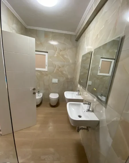 Tirane, jepet me qera apartament 1+1 , 92 m² 45.000 € (KOMPLEKSI BERMOND)