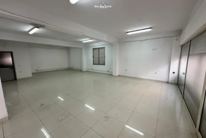 Tirane, jepet me qera dyqan Kati 0, 240 m² 1.460 € (don bosko)