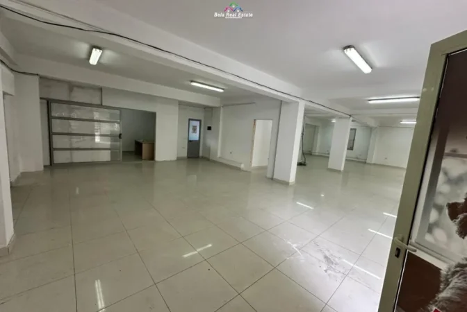 Tirane, jepet me qera dyqan Kati 0, 240 m² 1.460 € (don bosko)