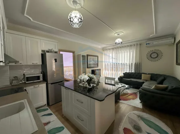 Tirane, jepet me qera apartament 2+1+Ballkon Kati 8, 90 m² 450 € (Misto mame)
