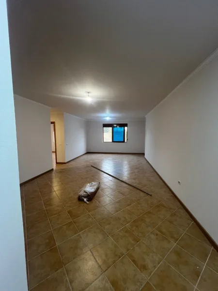 Tirane, jepet me qera ambjent biznesi Kati 5, 114 m² 850 € (Kompleksi Ulsuga,Rruga Asim Vokshi)