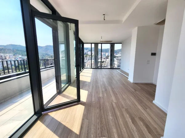 Me Qera: Zyre (135 m2)📍Lake View - Liqeni Tiranës || 3+1+2wc & GARAZH + Verandë Gjigande ((1,700€/muaj))
