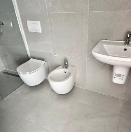 Me Qera: Zyre (135 m2)📍Lake View - Liqeni Tiranës || 3+1+2wc & GARAZH + Verandë Gjigande ((1,700€/muaj))