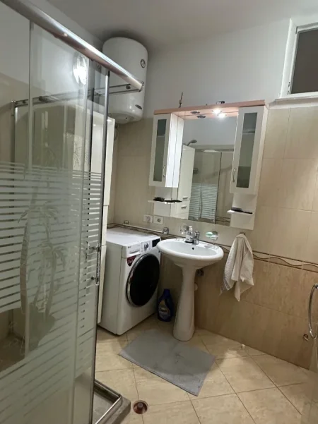 Durres, jepet me qera 1+1 Kati 8, 400 € (Lagjia nr 6)