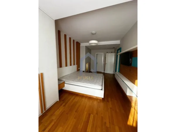 Tirane, jepet me qera apartament 3+1+Ballkon Kati 5, 126 m² 1.500 € (Apartament 3+1+2 poste parkimi per qira tek Kristal Center)