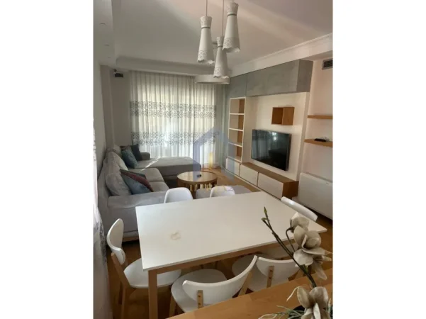 Tirane, jepet me qera apartament 3+1+Ballkon Kati 5, 126 m² 1.500 € (Apartament 3+1+2 poste parkimi per qira tek Kristal Center)