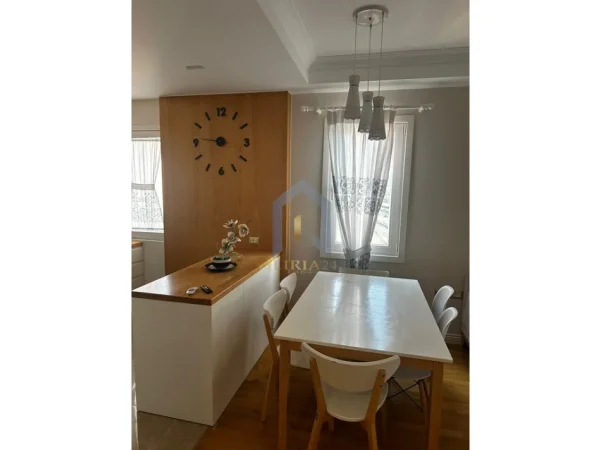 Tirane, jepet me qera apartament 3+1+Ballkon Kati 5, 126 m² 1.500 € (Apartament 3+1+2 poste parkimi per qira tek Kristal Center)