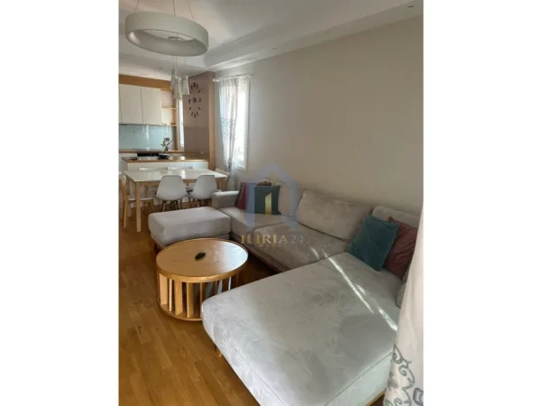 Tirane, jepet me qera apartament 3+1+Ballkon Kati 5, 126 m² 1.500 € (Apartament 3+1+2 poste parkimi per qira tek Kristal Center)