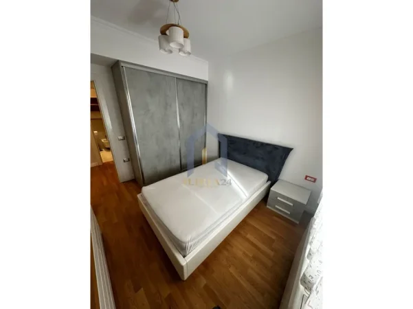 Tirane, jepet me qera apartament 3+1+Ballkon Kati 5, 126 m² 1.500 € (Apartament 3+1+2 poste parkimi per qira tek Kristal Center)