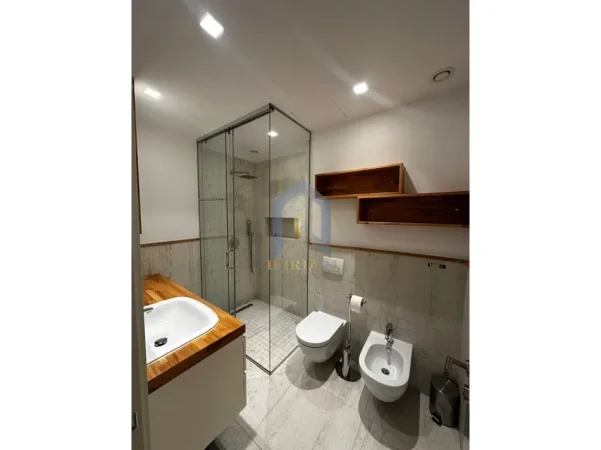 Tirane, jepet me qera apartament 3+1+Ballkon Kati 5, 126 m² 1.500 € (Apartament 3+1+2 poste parkimi per qira tek Kristal Center)