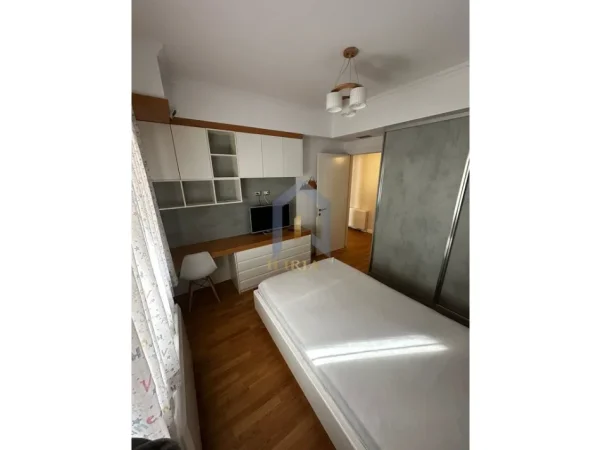 Tirane, jepet me qera apartament 3+1+Ballkon Kati 5, 126 m² 1.500 € (Apartament 3+1+2 poste parkimi per qira tek Kristal Center)