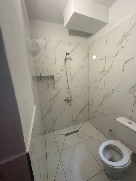 Tirane, jepet me qera apartament 1+1 Kati 1, 43m² 350 € (Kinostudio)