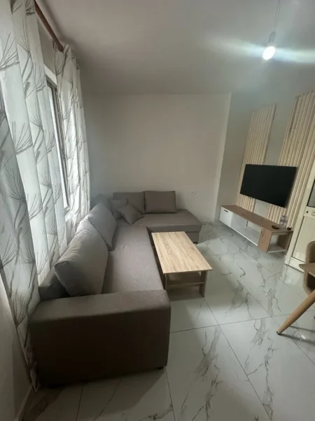 Tirane, jepet me qera apartament 1+1 Kati 1, 43m² 350 € (Kinostudio)